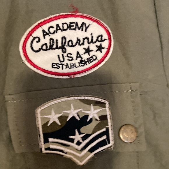 It’s a Army green jacket unlined with a draw string waist - Picture 2 of 3